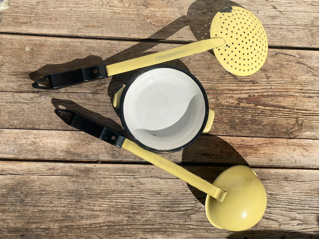Louche Écumoire émaillé jaune vintage et plat