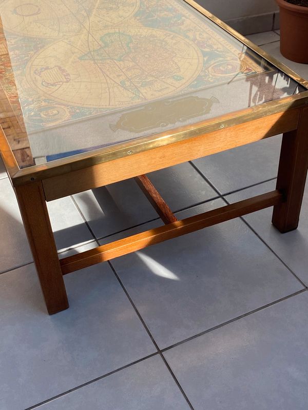Table basse en bois vitrée map monde