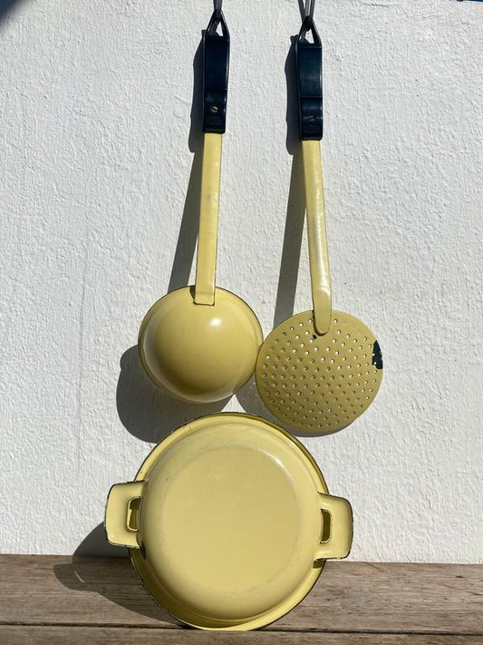 Louche Écumoire émaillé jaune vintage et plat