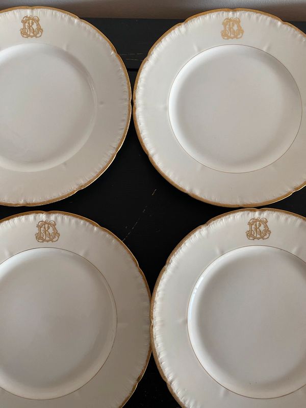 Assiettes 1880 Porcelaine et monogramme DK doré