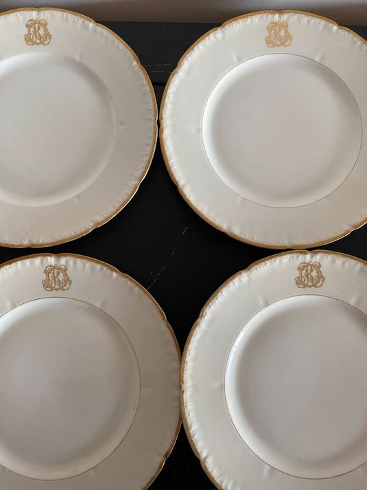 Assiettes 1880 Porcelaine et monogramme DK doré